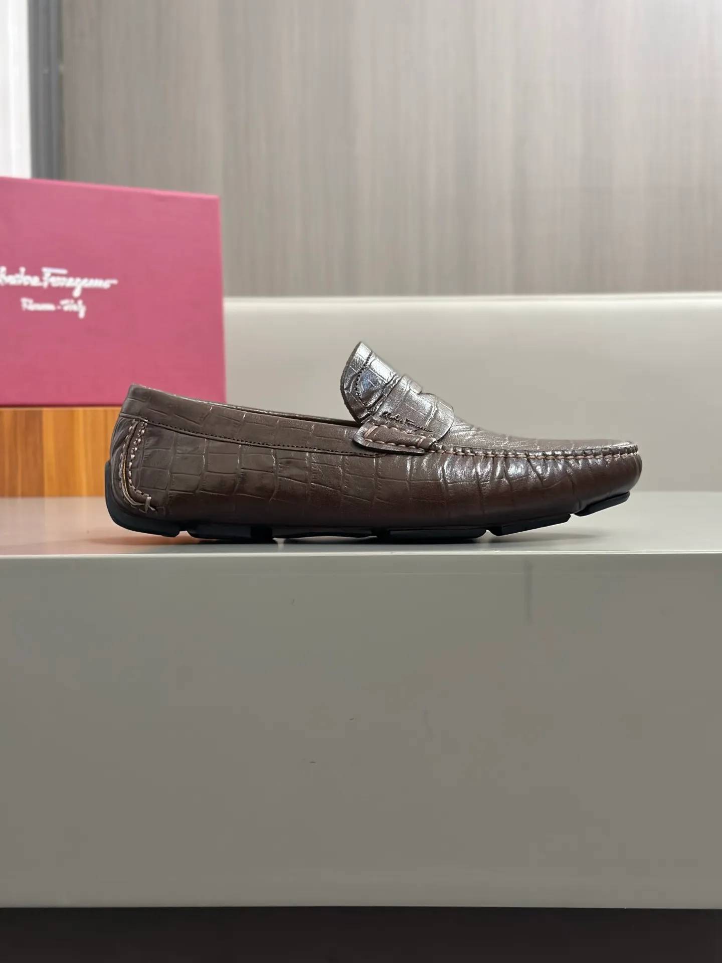 Batch 840, original order quality, new counter model, Ferragamo handmade men's driving shoes, bean shoes, slip-on shoes, lazy shoes, exquisite hand-stitching, workmanship details comparable to counters, original rubber outsole, imported cowhide from Italy, pressed water corrugated water-dyed cowhide lining, 39-44 large quantities in stock (38, 45 custom-made, non-refundable)